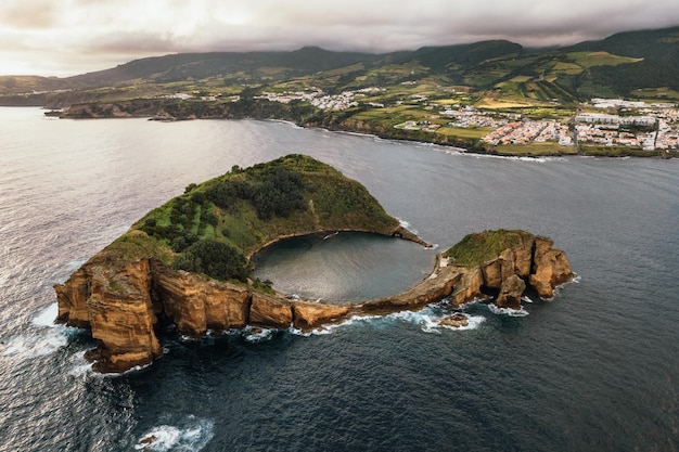 Paysage d'îlot en mer