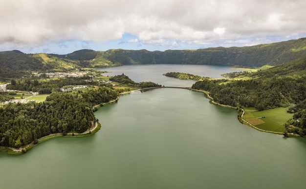 Paysage d'un immense lac dans les hautes terres