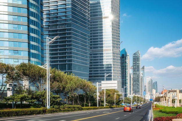 Paysage d'immeubles de grande hauteur de la rue de la ville de Qingdao