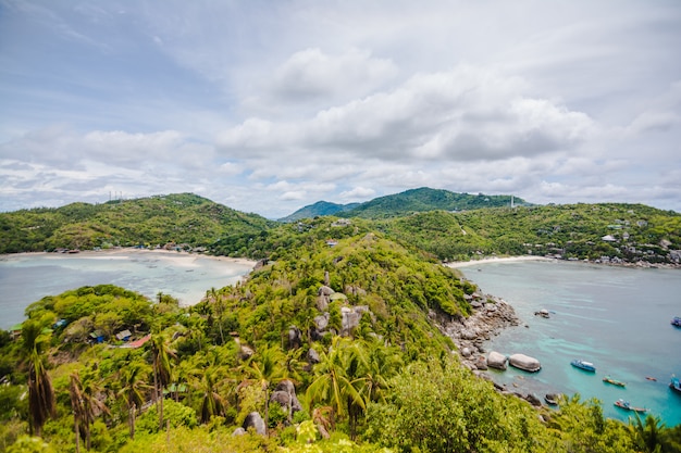 Paysage impressionnant - île tropicale avec stations balnéaires - île de Phi-Phi, province de Krabi, Thaïlande