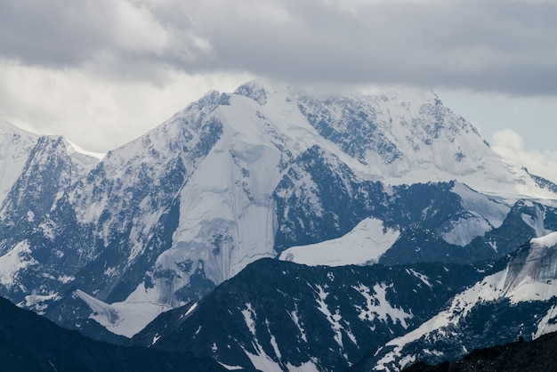 Paysage impressionnant avec d'immenses montagnes glaciaires par mauvais temps nuageux