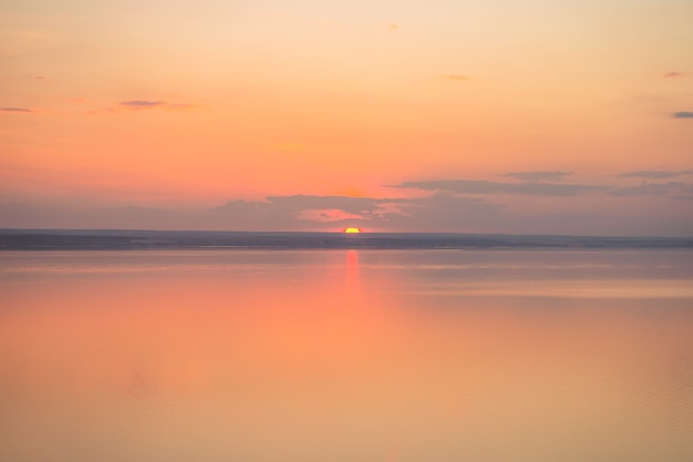 Paysage incroyable au coucher du soleil Lever de soleil coloré sur l'océan ou la plage de la mer Ciel de mer nature colorée