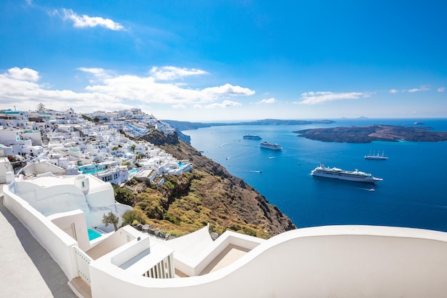 Paysage incroyable, vacances de voyage de luxe. Ville blanche d'Oia d'architecture sur l'île de Santorini, Grèce