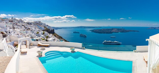 Paysage incroyable, vacances de voyage de luxe. Ville blanche d'Oia d'architecture sur l'île de Santorini, Grèce