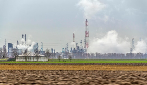 paysage industriel au bord de la route