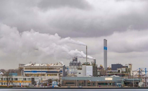 paysage industriel au bord de la route