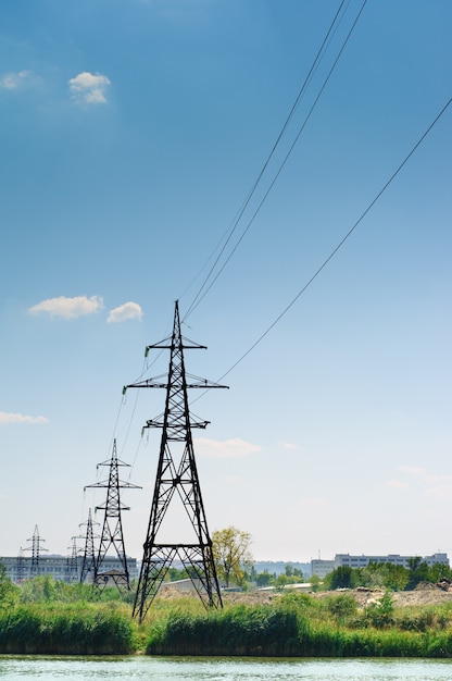 Paysage industriel, lignes électriques