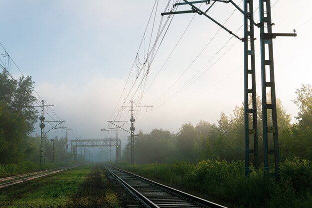 Paysage industriel - voies ferrées entrant dans la brume matinale