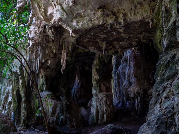 Paysage à l'intérieur de la grotte antique