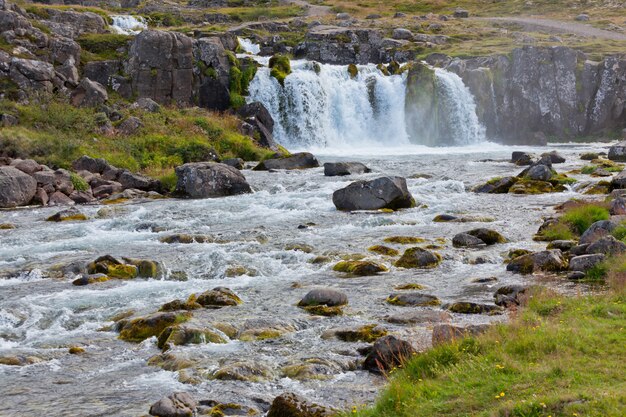 Paysage d'Islande d'été avec une cascade