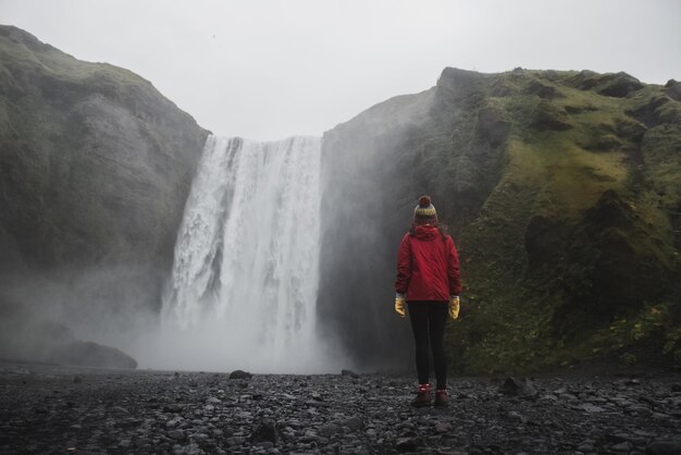 Paysage d'Islande. fille debout devant un mur d'eau