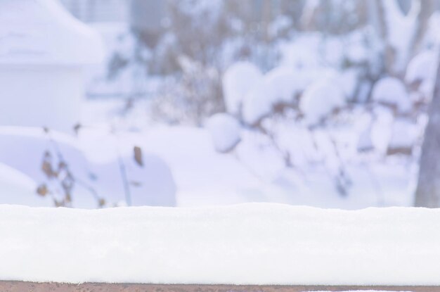 Paysage de jardin d'hiver avec des congères Hiver abstrait arrière-plan flou Fond de jardin d'hiver avec des congères