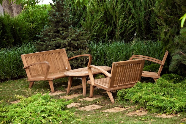 Paysage de jardin avec table et chaises en bois marron décoratif