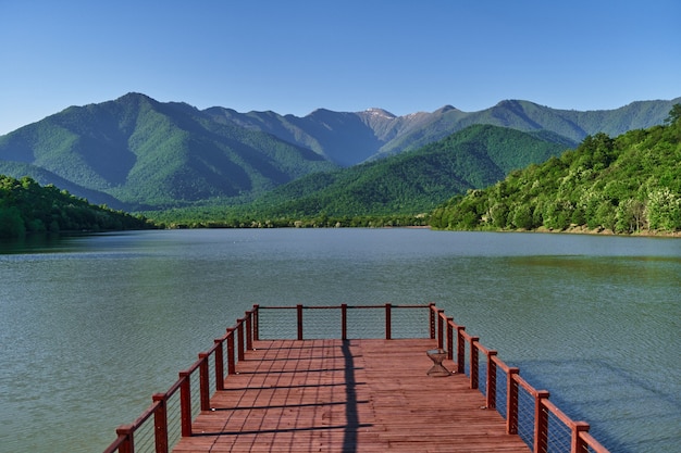 Paysage de jetée en bois avec vue magnifique sur le lac et les montagnes. Atmosphère calme et paisible dans la nature