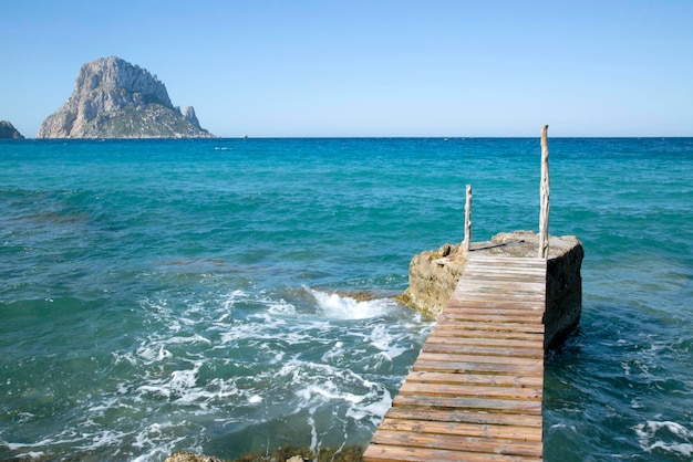 Paysage et jetée à Hort Cove et plage avec Vedra Island Ibiza Espagne