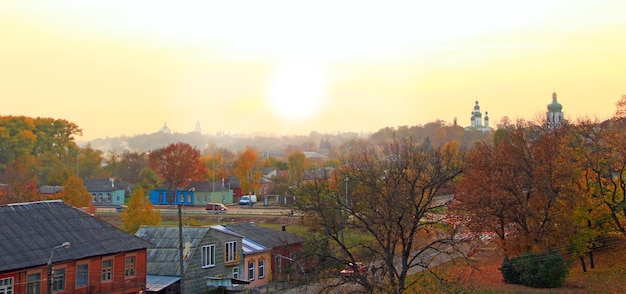 Photo paysage avec un jour d'automne brumeux dans le pays l'automne est dans le village