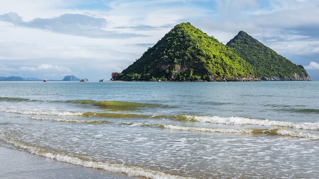 Photo le paysage de koh nom saw, pranburi, thaïlande.