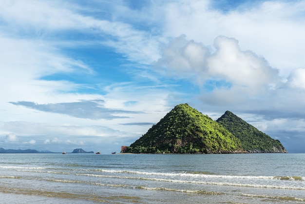 Photo le paysage de koh nom saw, pranburi, thaïlande.