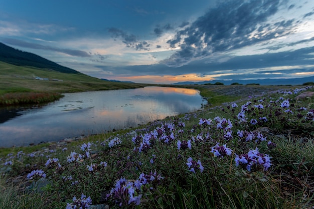 Paysage avec un lac au coucher du soleil