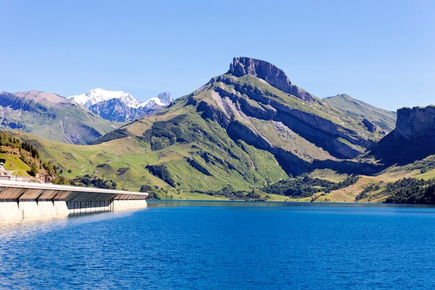 Paysage avec lac et barrage