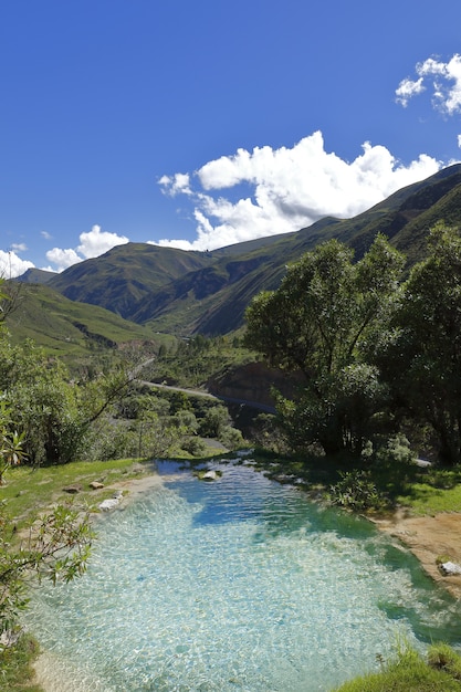 Photo paysage de lac cristallin et de montagnes