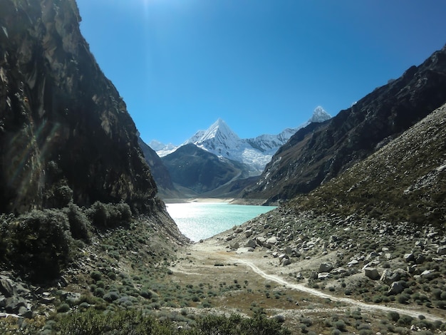 Paysage d'un lac entre des sommets enneigés dans les montagnes du Pérou