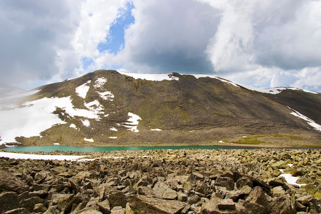 Paysage de lac de montagne alpine, vue sur la nature colorée, lac géorgien, destination de voyage, lieu de randonnée.
