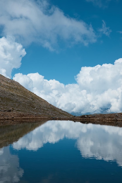 Paysage, lac de montagne à l'aube, surface de l'eau, reflet dans l'eau, fond de montagne et brouillard