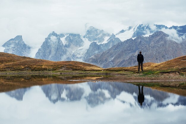 Paysage sur le lac de montagne Koruldi