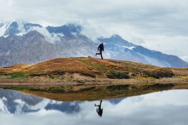 Paysage sur le lac de montagne Koruldi