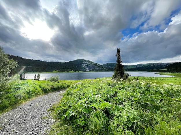 Paysage de lac de montagne sauvage en été. Les montagnes culminent autour du lac. Notion de nature sauvage.