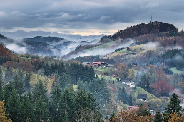 Paysage avec lac et montagnes