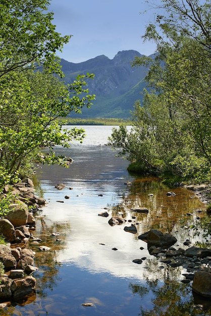 Paysage de lac et de rivière au nord du cercle polaire et arctique à Norland Montagnes et collines dans une région éloignée avec un ruisseau rocheux à Bodo Norvège Voyager à l'étranger et à l'étranger pour des vacances et des vacances