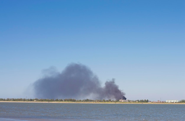 Paysage de lac et de ville sur fond de feu