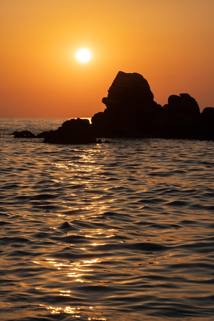 Paysage de lever de soleil coloré tropical Paysage naturel côte de l'île tropicale Belle vue sur le paysage marin de coucher de soleil orange avec des rochers