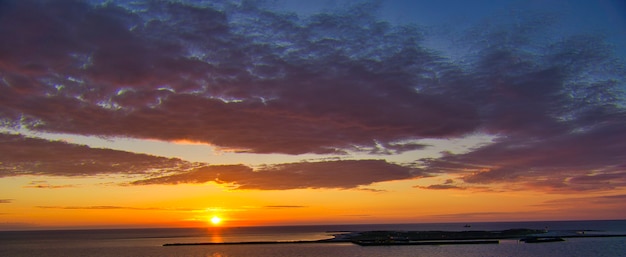 paysage avec lever de soleil sur la mer