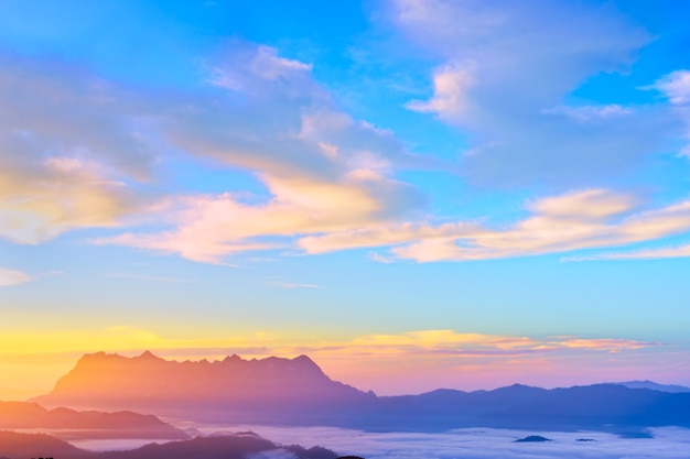 Paysage de lever de soleil sur la montagne à Doi Luang Chiang Dao, Thaïlande Chiang Mai