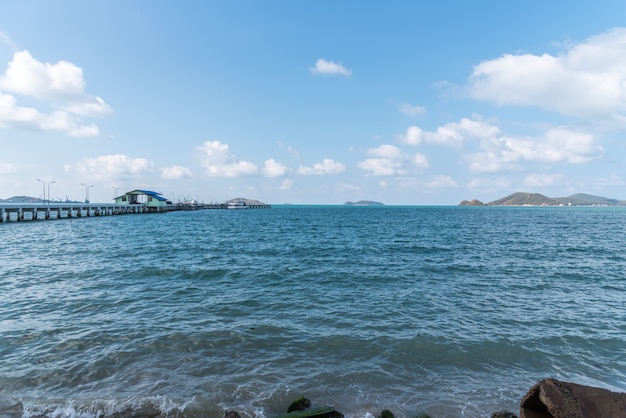 Paysage de lieu de voyage avec la nature sur une plage et une mer tropicale