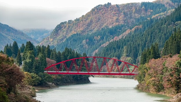 Photo paysage de la ligne tadami à fukushima, japon