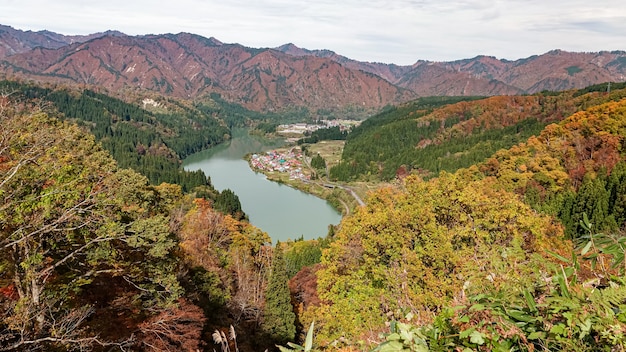 Photo paysage de la ligne tadami à fukushima, japon