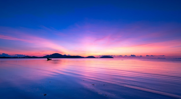 Paysage Longue exposition de nuages majestueux dans le ciel coucher de soleil ou lever de soleil sur la mer avec reflet dans la mer tropicale Beau paysage cloudscape Incroyable lumière de la nature Paysage nature fond