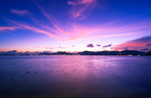 Paysage Longue exposition de nuages majestueux dans le ciel coucher de soleil ou lever de soleil sur la mer avec reflet dans la mer tropicale Beau paysage cloudscape Incroyable lumière de la nature Paysage nature fond