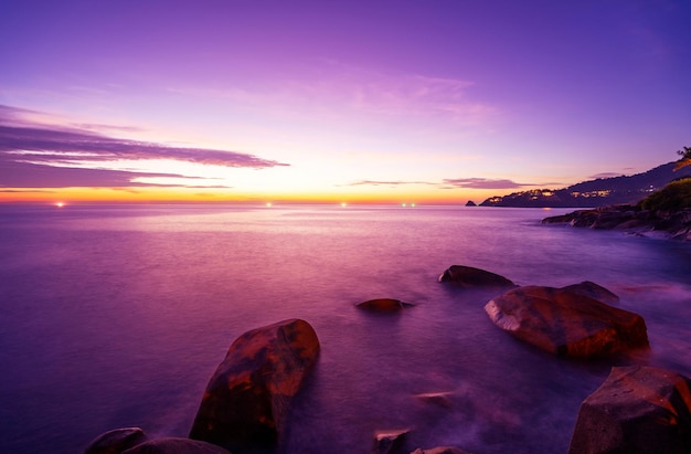 Paysage Longue exposition de nuages majestueux dans le ciel coucher de soleil ou lever de soleil sur la mer avec reflet dans la mer tropicale Beau paysage cloudscape Incroyable lumière de la nature Paysage nature fond