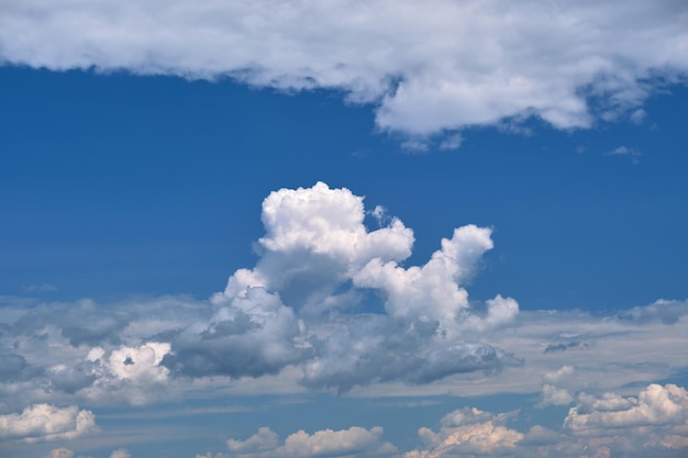 Paysage lumineux de cumulus blancs gonflés sur bleu ciel clair