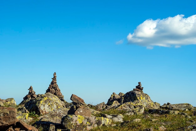 Paysage lumineux d'un plateau de haute altitude avec des pyramides pliées de voyageurs cairns de pierres u