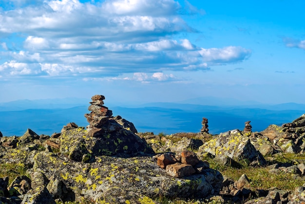 Paysage lumineux d'un plateau de haute altitude avec des pyramides de voyageurs pliées cairns de pierres