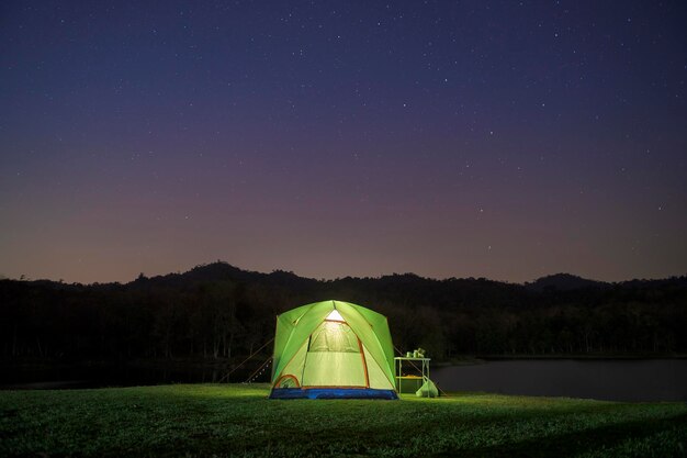 Paysage magnifique de beau ciel nocturne avec des étoiles sur le concept de voyage et de camping de camp de tentes