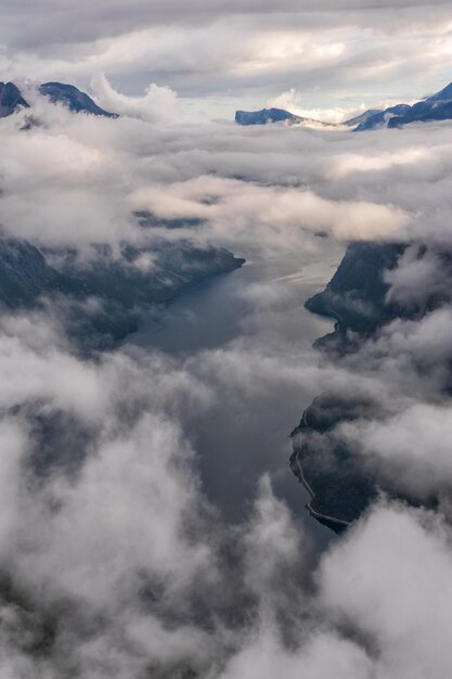 Photo paysage avec le magnifique fjord norvégien eikesdalen vue du matin à l'oeil d'un oiseau