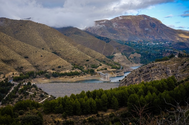 Paysage magnifique lac sur fond de montagnes