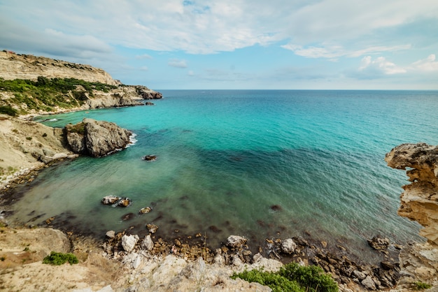 Paysage magnifique sur la mer et le littoral